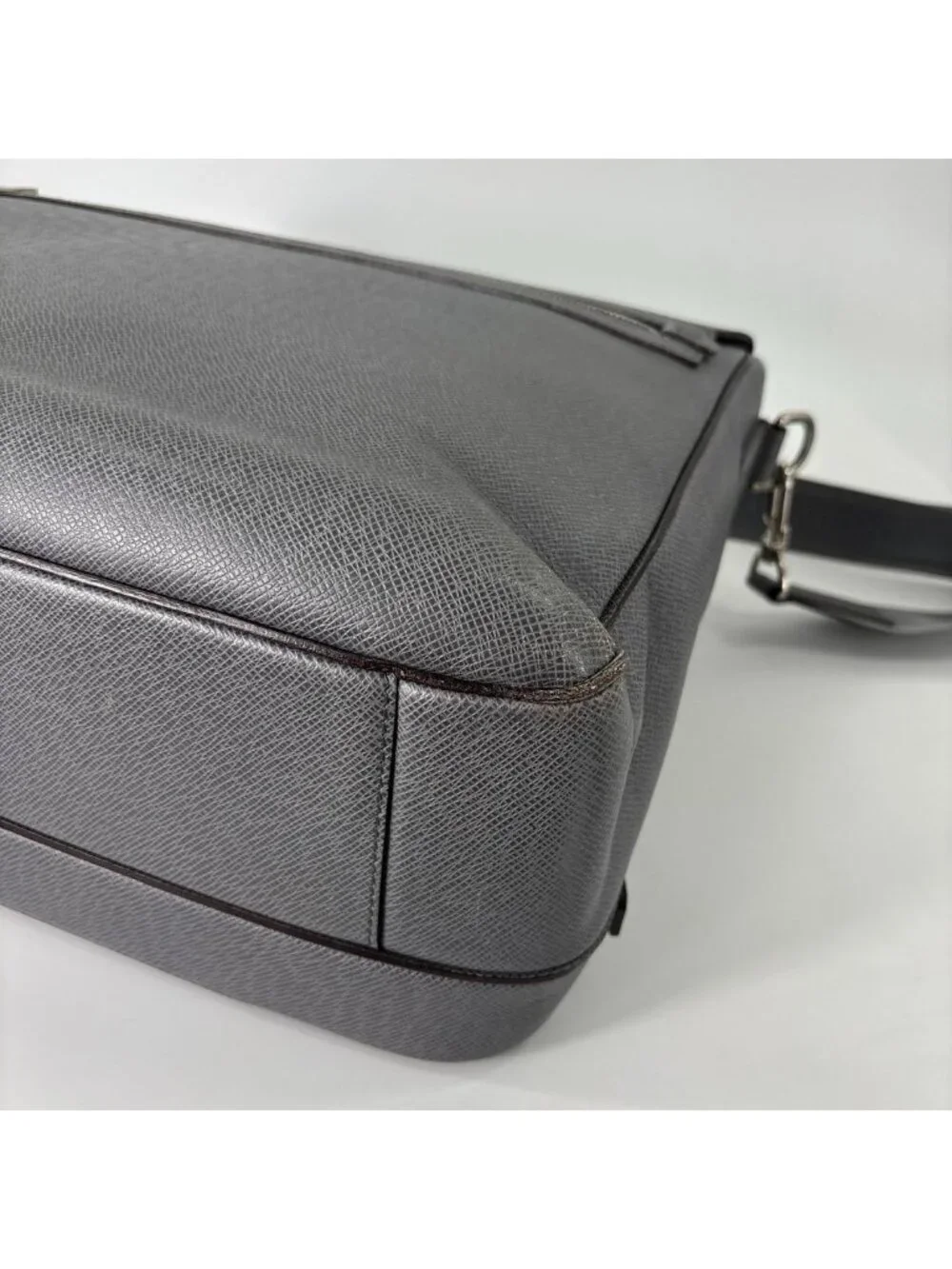 Louis Vuitton Super Taiga Vasili GM Business Bag Gray
